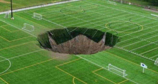축구장 한복판에 지름 30m 싱크홀 발생 CCTV 영상