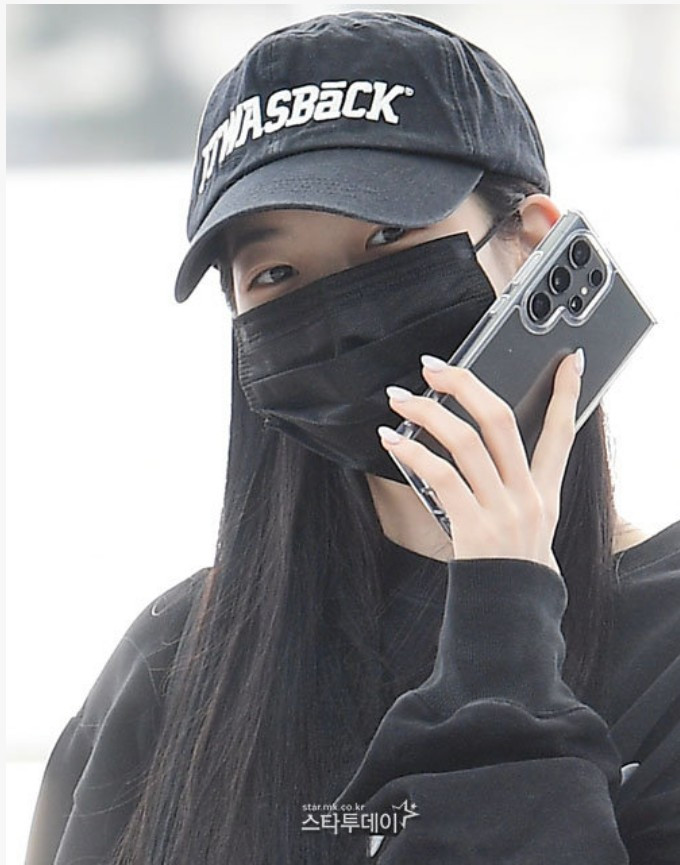 갤럭시 쓰는 카즈하.jpg